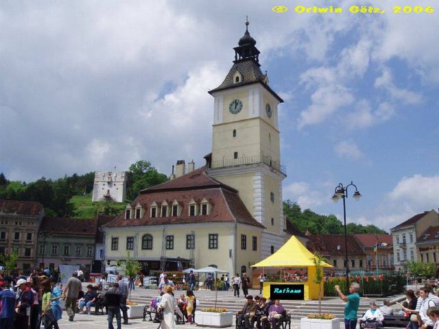 Rathaus und weißer Turm im Hintergrund
